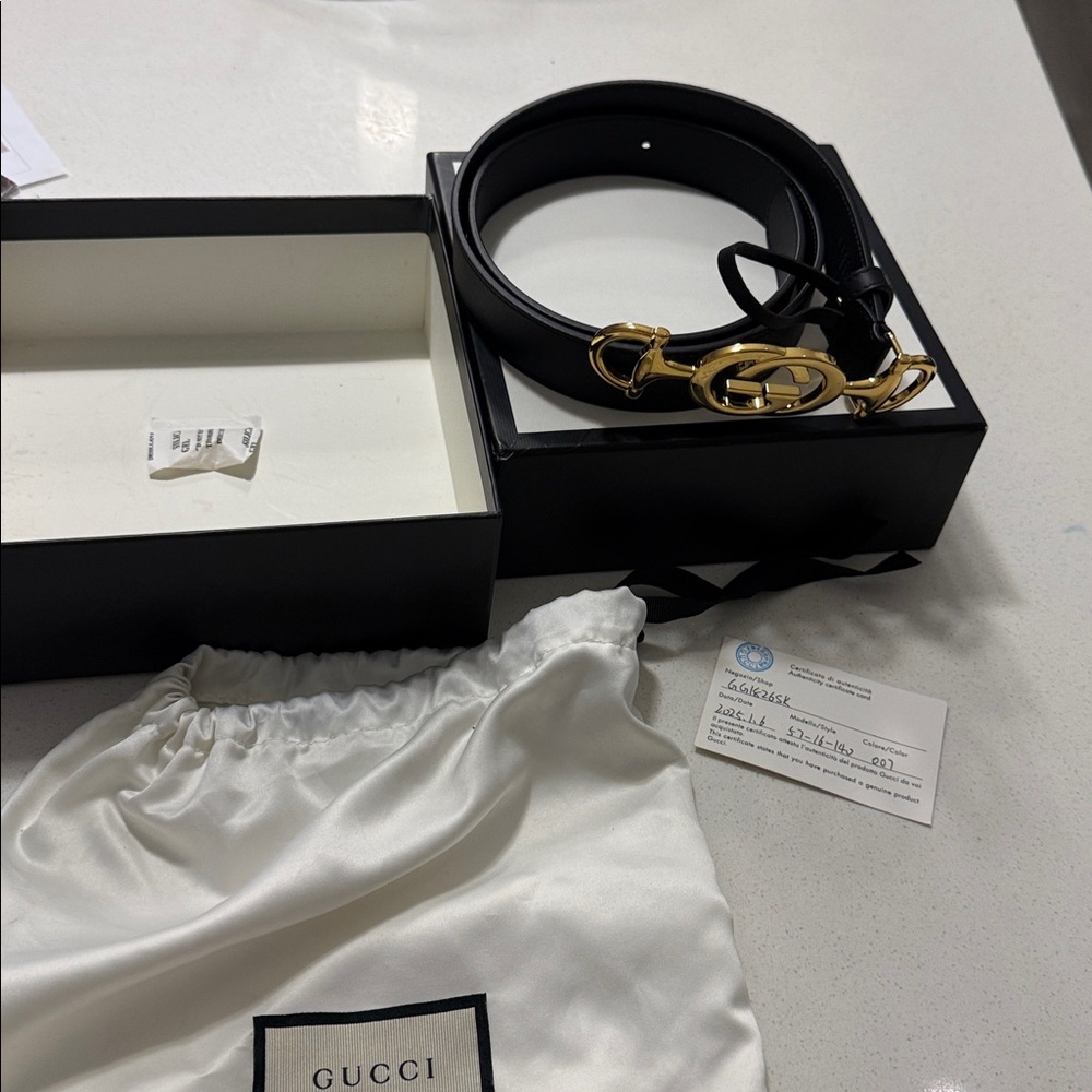 Gucci Black Leather Belt with Gold Emblem - Picture 11 of 11